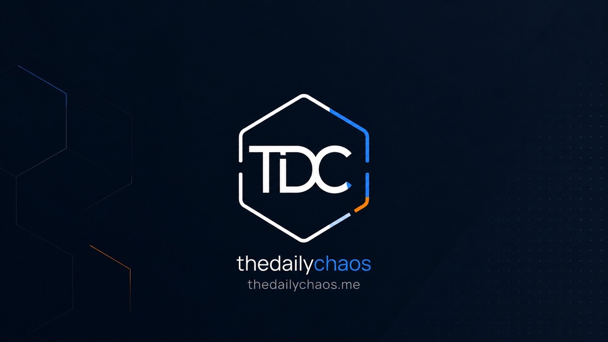 TDC-Logo und thedailychaos-Wortmarke auf dunkelblauem Hintergrund